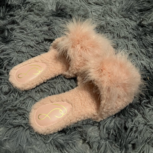 NWT Pink furry flat or slippers by Sam Edelman Size 6.5 but fits 6 (runs narrow) - Picture 1 of 5